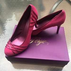 Suede magenta pink pumps
